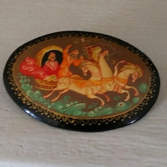 Vintage Jewelry - VINTAGE HAND PAINTED RUSSIAN OVAL BLACK LACQUER FOLK ART BROOCH/